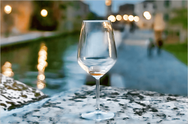 ベネチアで撮影された空になったワイングラス